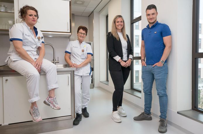 Liezbeth Moes, Gerda Gijsbrechts, Ingeborg en Wessel Oomen (vlnr) in de keuken van het Amphia Ziekenhuis Breda.