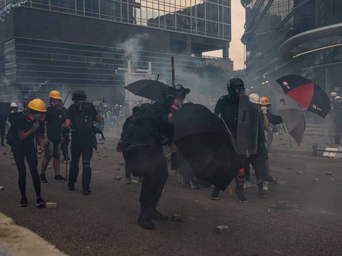 Politie Hongkong zet traangas en waterkanon in tegen betogers: 29 mensen opgepakt