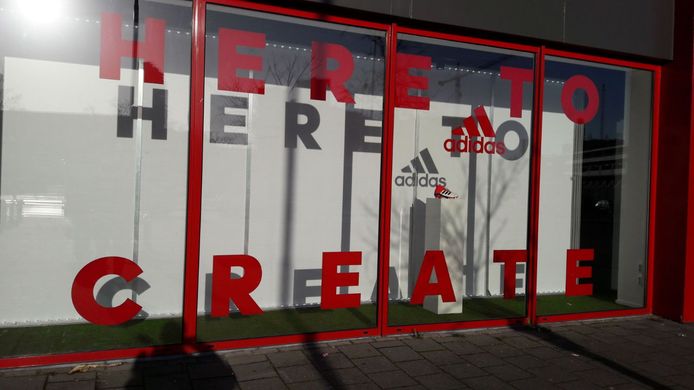 De nieuwe vitrine van de winkel 100% Voetbal in het Philips Stadion.
