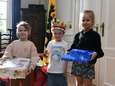 Nand (5) deelt verjaardagsgeschenken uit aan Oekraïense vluchtelingen: “Ik heb al genoeg speelgoed”