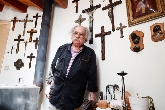 Arthur Reijnders  verzamelt kruisbeelden en enkele heiligenbeelden