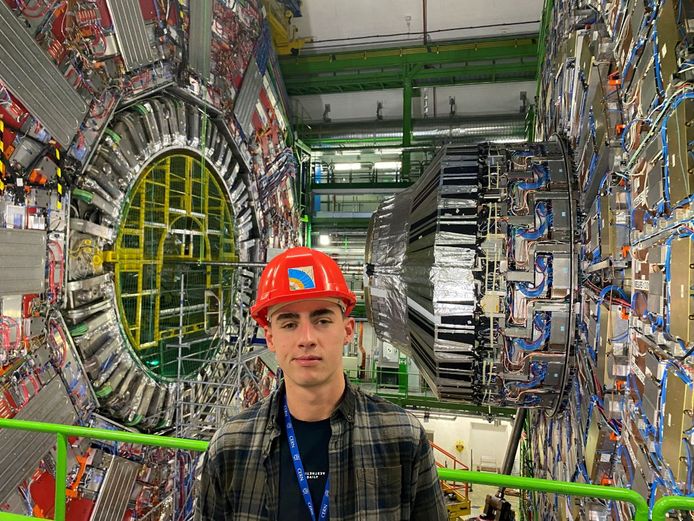 Niek van Woudenberg uit Apeldoorn bij de CMS detector in CERN. Eigen foto.
