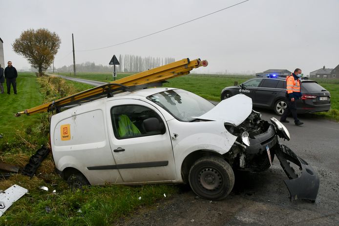 Het zware ongeval gebeurde op het landelijke kruispunt van de Amersveldestraat met de Grote Noordstraat in Hooglede.