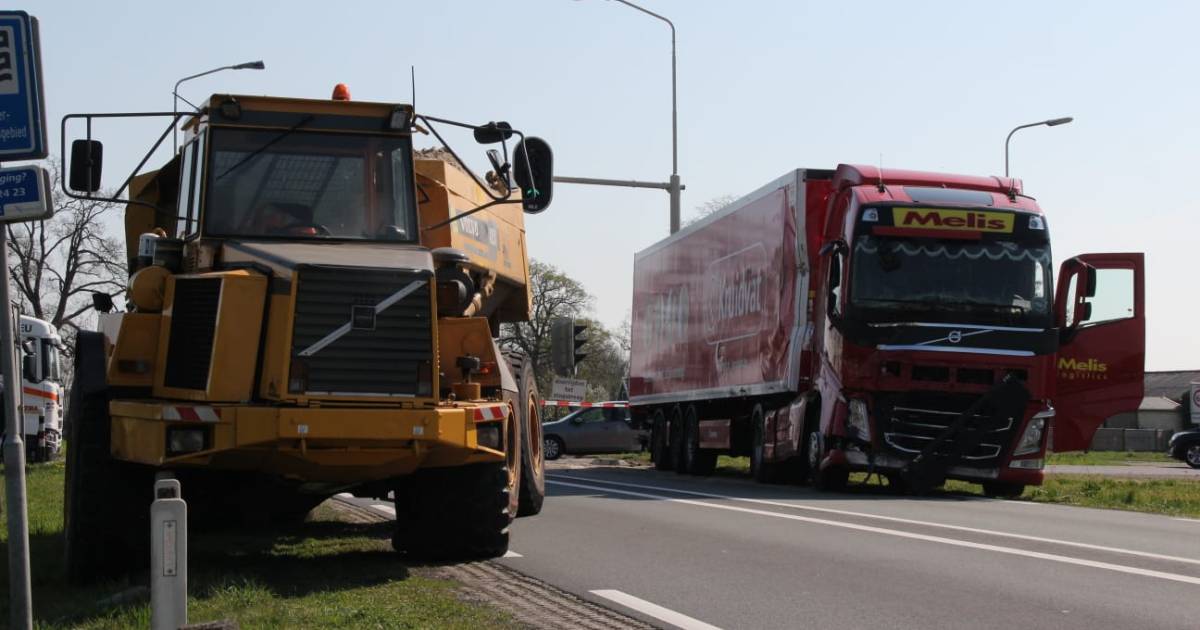 Ravage op N35 bij Wierden na aanrijding tussen vrachtwagen en knikdumper.