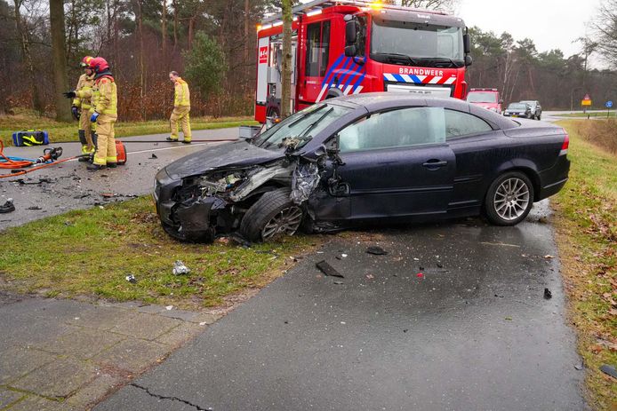 Brandweerlieden moesten naar de Bakelseweg komen om een inzittende te bevrijden.