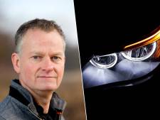 Richtingaanwijzer van een auto moet geel of wit zijn