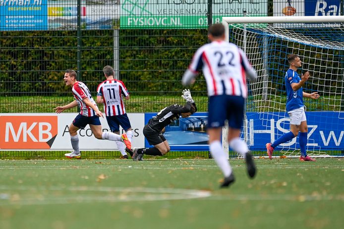 Excelsior Maassluis-aanvaller Bram Wennekers  heeft net zijn tweede goal gescoord in het uitduel bij GVVV.