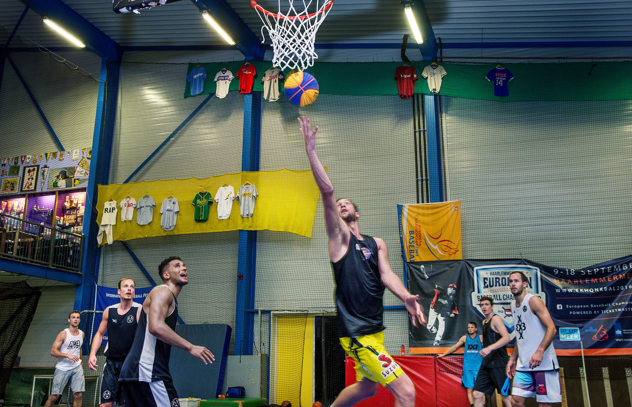Jesper Jobse (rechts in wit shirt) ziet tijdens een training van zijn ploeg Inoxdeals Amsterdam hoe Sjoerd van Vilsteren een lay-up maakt. Beeld Jean-Pierre Jans