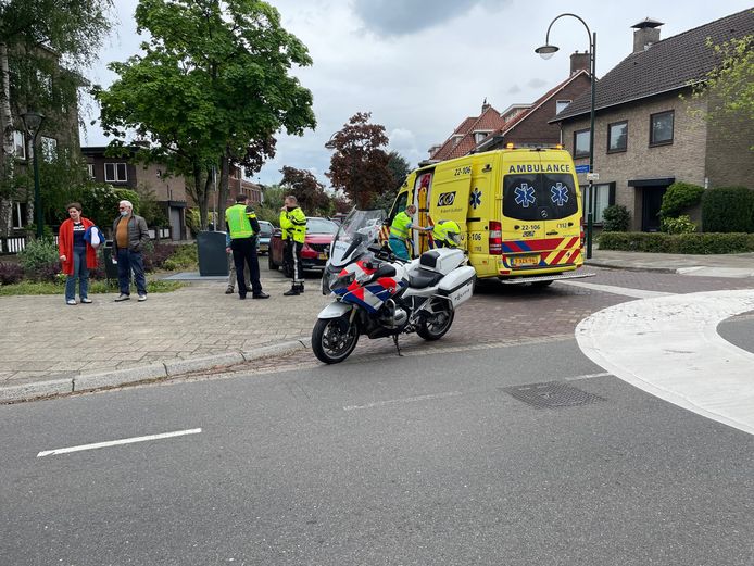 Een wielrenner is dinsdagmiddag rond 13.45 uur gewond geraakt bij een botsing met een auto op de kruising tussen de Rivierstraat en de Gestelsestraat in Eindhoven.