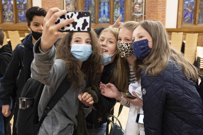 Leerlingen van het Amsterdams Lyceum dragen een mondkapje tijdens de inloop van de les.
