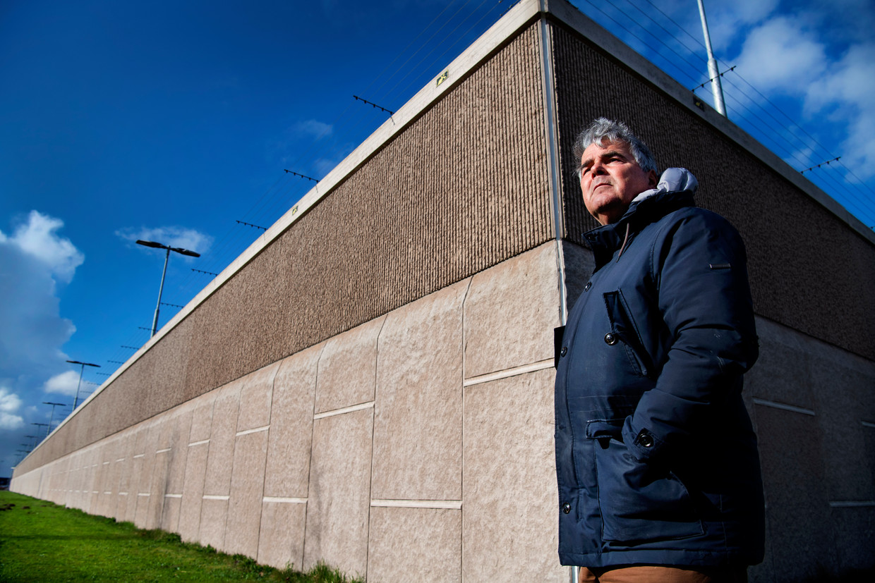 Frans Douw voor een muur van Het Justitieel Complex Zaanstad. Beeld Olaf Kraak