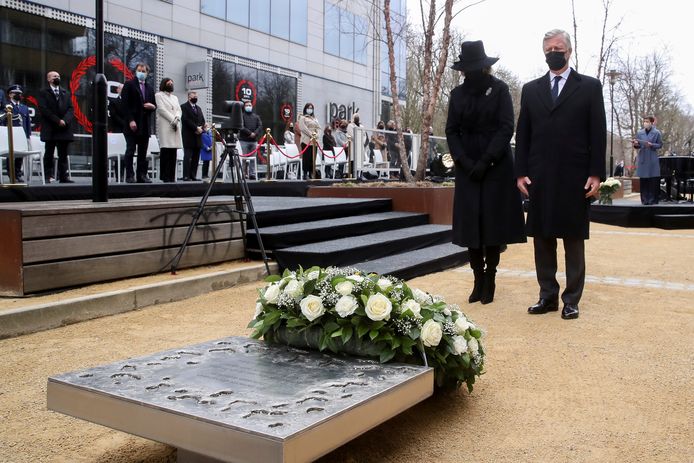 Het koningspaar legt een krans neer aan het monument voor de slachtoffers van terreurdaden aan de Wetstraat in Brussel.