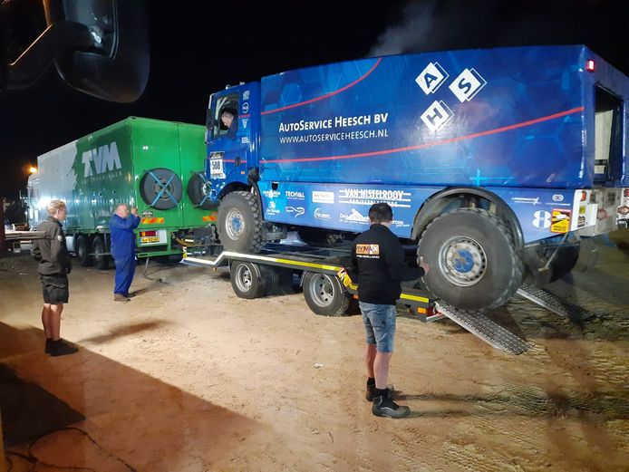 De truck van Team Schoones kon niet meer op eigen kracht de rally vervolgen. Een flinke domper voor Aart Schoones en zijn manschappen.