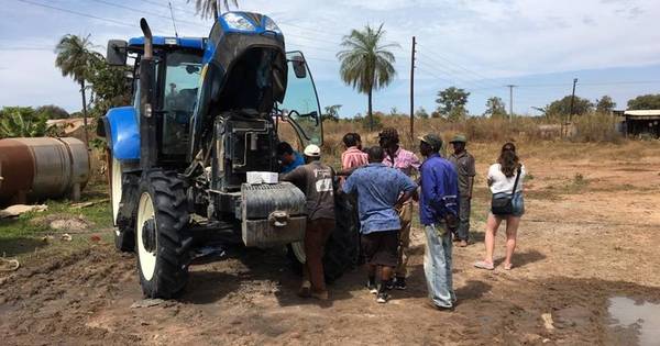 Pietjan uit Kerkwerve stond in Gambia opeens een tractor te repareren