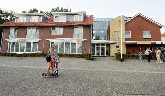 Hotel 't Elshuys in Albergen is plots het meest besproken pand van Nederland.