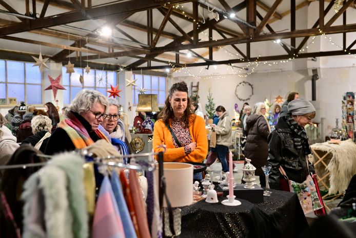 De Möllerwerf in Hengelo werd vrijdag en zaterdag omgetoverd tot een vintage en retro walhalla in kerstsfeer.