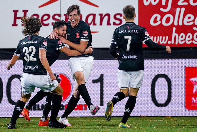 Thomas van Bommel juicht na zijn late 1-1 namens MVV tegen Helmond Sport.