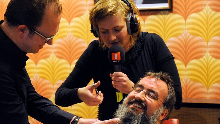 Archieffoto: Presentatrice Ruth Joos knipt de baard van collega Koen Fillet, nadat we in 2011 na 322 dagen eindelijk een regering hadden. Beeld PHOTO_NEWS