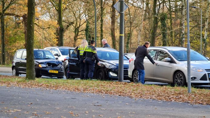 Drie auto's botsten tegen elkaar op de Gronausestraat.