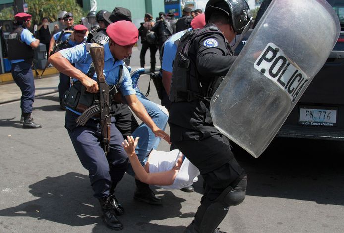 De Nicaraguaanse politie pakt hardhandig een demonstrant op.