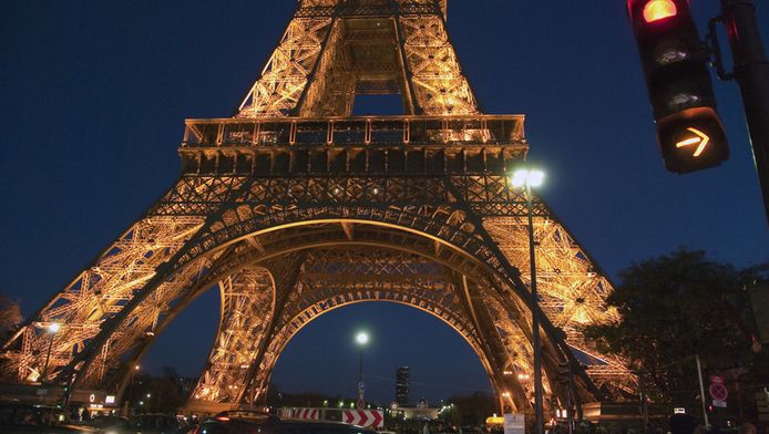 Un homme se jette de la tour Eiffel, Monde