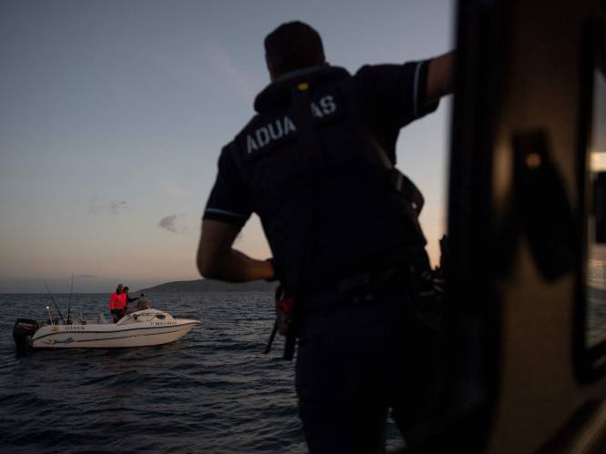 Spaanse politie neemt 11 ton door drugssmokkelaars overboord gegooide hasj in beslag na wilde achtervolging op zee