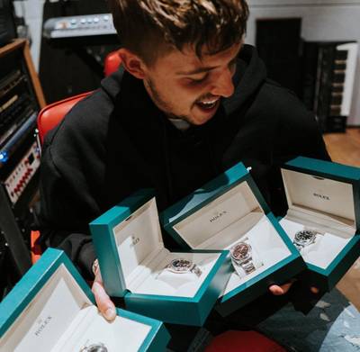 Lil Kleine deelt peperdure horloges uit aan gastartiesten concert