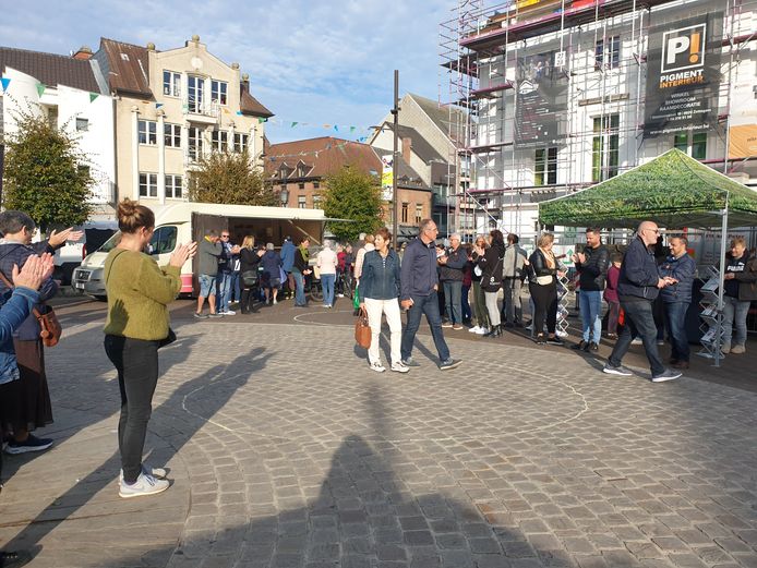 Zottegem: Nietsvermoedende passanten werden verrast met een daverend applaus.