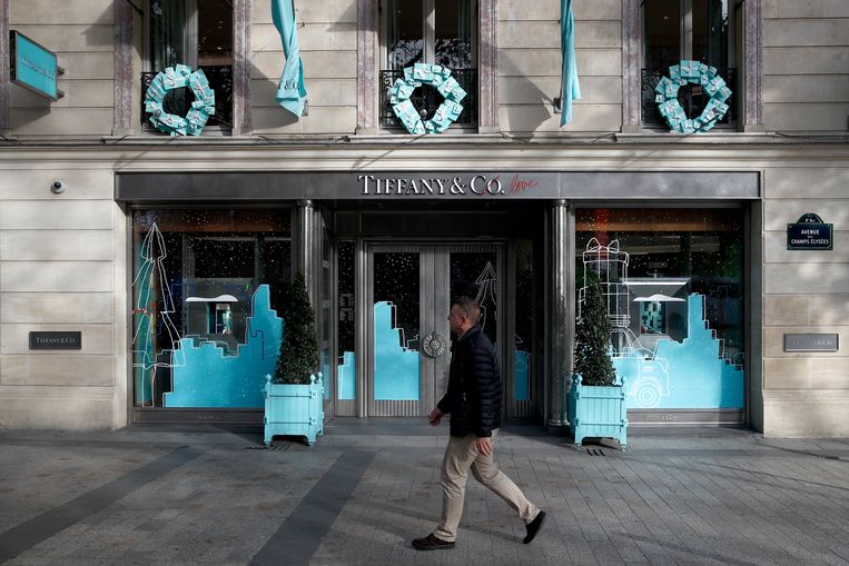 Een man passeert een winkel van Tiffany & Co shop op de Champs Élysées in Parijs, Frankrijk.  Beeld EPA, Yoan Valat