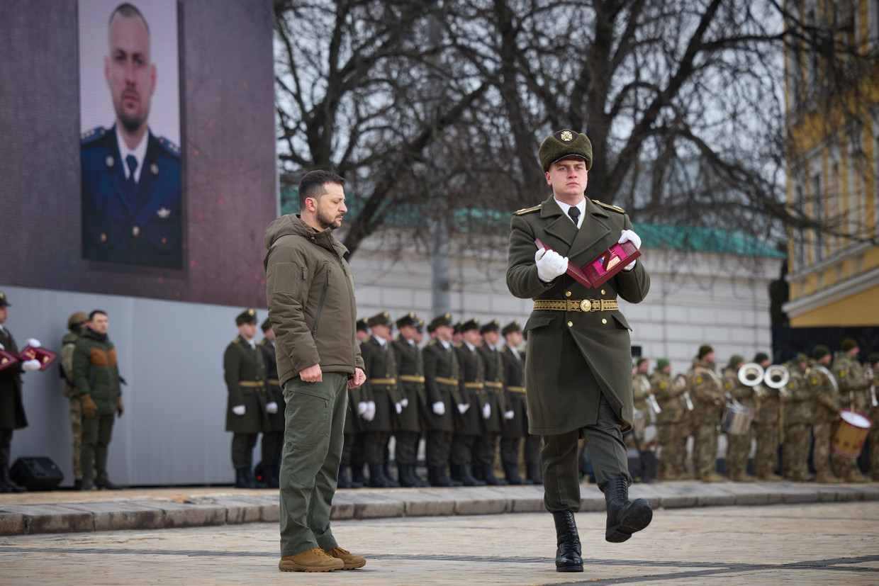 De Oekraïense president Volodymyr Zelensky was vrijdag aanwezig bij een herdenkingsbijeenkomst voor de doden en gewonden die het afgelopen jaar zijn gevallen.