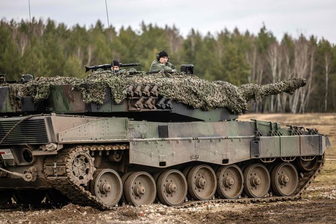 Poolse en Oekraïense soldaten tijdens een training met een Leopard 2-tank in Polen.