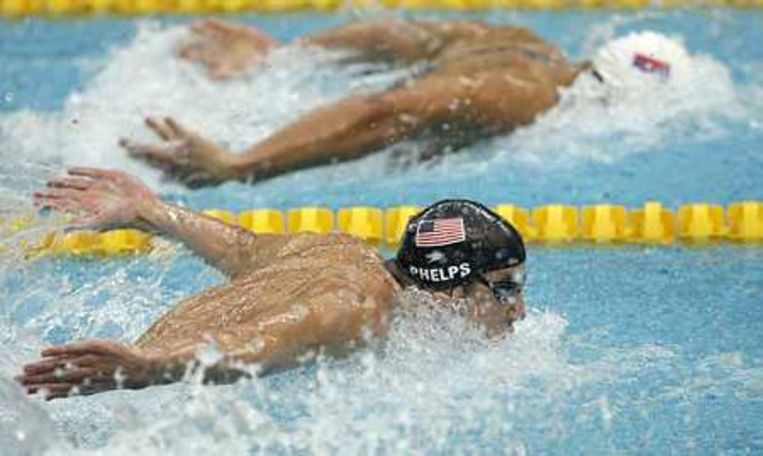 Michael Phelps naast de Servische Milorad Cavic tijdens de 100 meter vlinderslag. Foto AP/Petr David Josek Beeld 