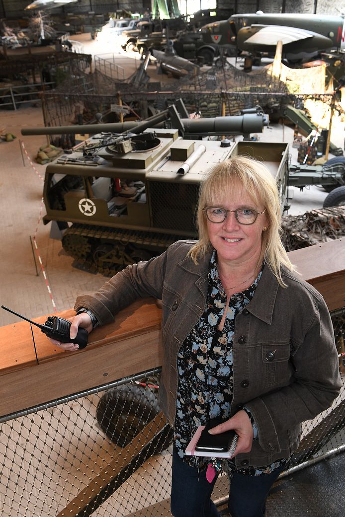 Regelaar Helma van der Wijst op de fietsbrug door het museum 


Foto: Ed van Alem