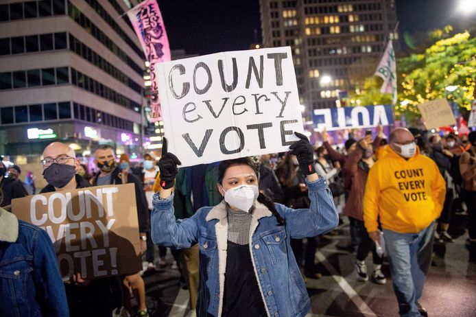 Betogers in Philadelphia (Pennsylvania) eisen dat elke stem geteld wordt.  Als Biden Pennsylvania wint, komt hij meteen aan 273 kiesmannen en wint hij de verkiezingen.