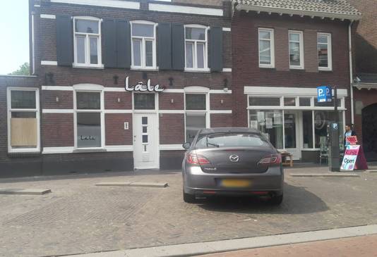 Een houten plaat voor de beschadigde ruit van sishalounge Lâle in Eindhoven