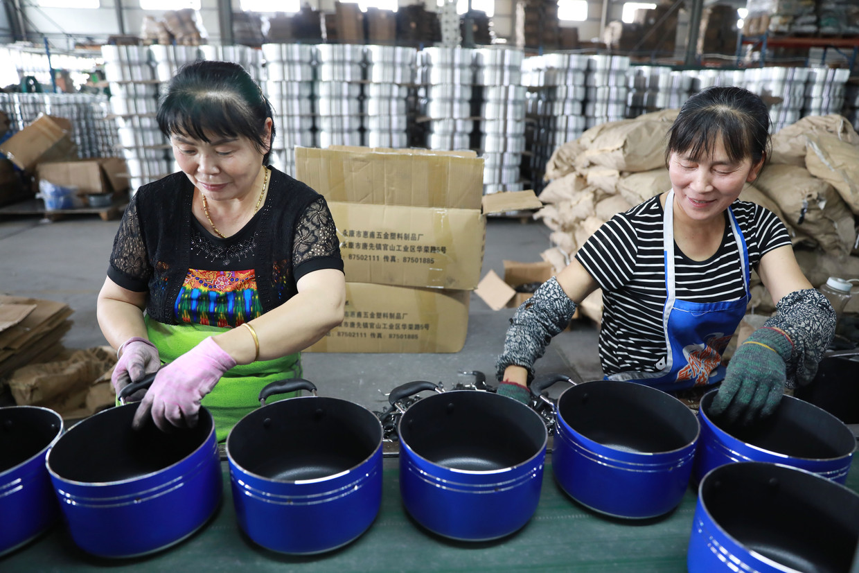 Arbeiders in een Chinese fabriek waar pannen met keramische laag worden gemaakt, een alternatief voor teflon, dat pfas bevat. Beeld Future Publishing via Getty Imag