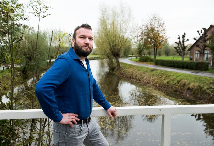 Gijs Hoogendoom bij de knotwilgen waarvan een aantal gekapt moet worden voor de vernieuwing van de beschoeiing van de Lange Linschoten.