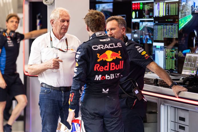 Adviseur Helmut Marko, teambaas Christian Horner en Max Verstappen in conclaaf in Jeddah.