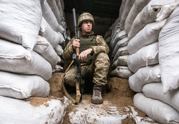 Een Oekraiense soldaat in de regio Donetsk, waar pro-Russische rebellen actief zijn.  Beeld AP / Andriy Dubchak