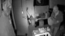 Des caméras de surveillance le filment en train de voler calmement des outils de travail dans un garage.