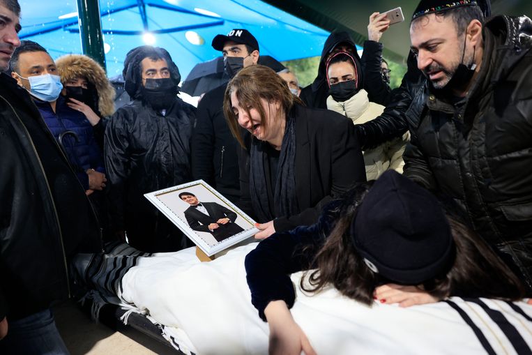 Familieleden rouwen op de begrafenis van Levan Kogeashvili. De 22-jarige student werd doodgeschoten terwijl in Kazachstan protesten aan de gang waren.  Beeld AP