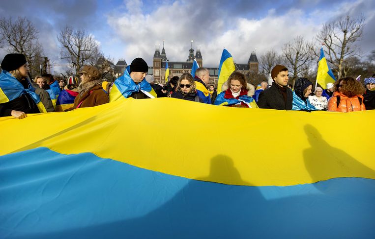  Demonstranten tijdens een protestmars vanaf het Museumplein naar de Dam tegen de oorlog in Oekraine. Beeld ANP