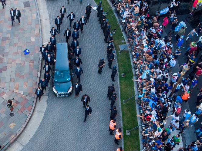 Maradona na dag vol chaos in besloten kring begraven
