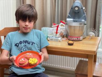 Jonge ondernemer Felix (9) bakt cupcakes om knutseldozen én aandelen te kopen: “Ik heb zelfs een businessmodel gemaakt”