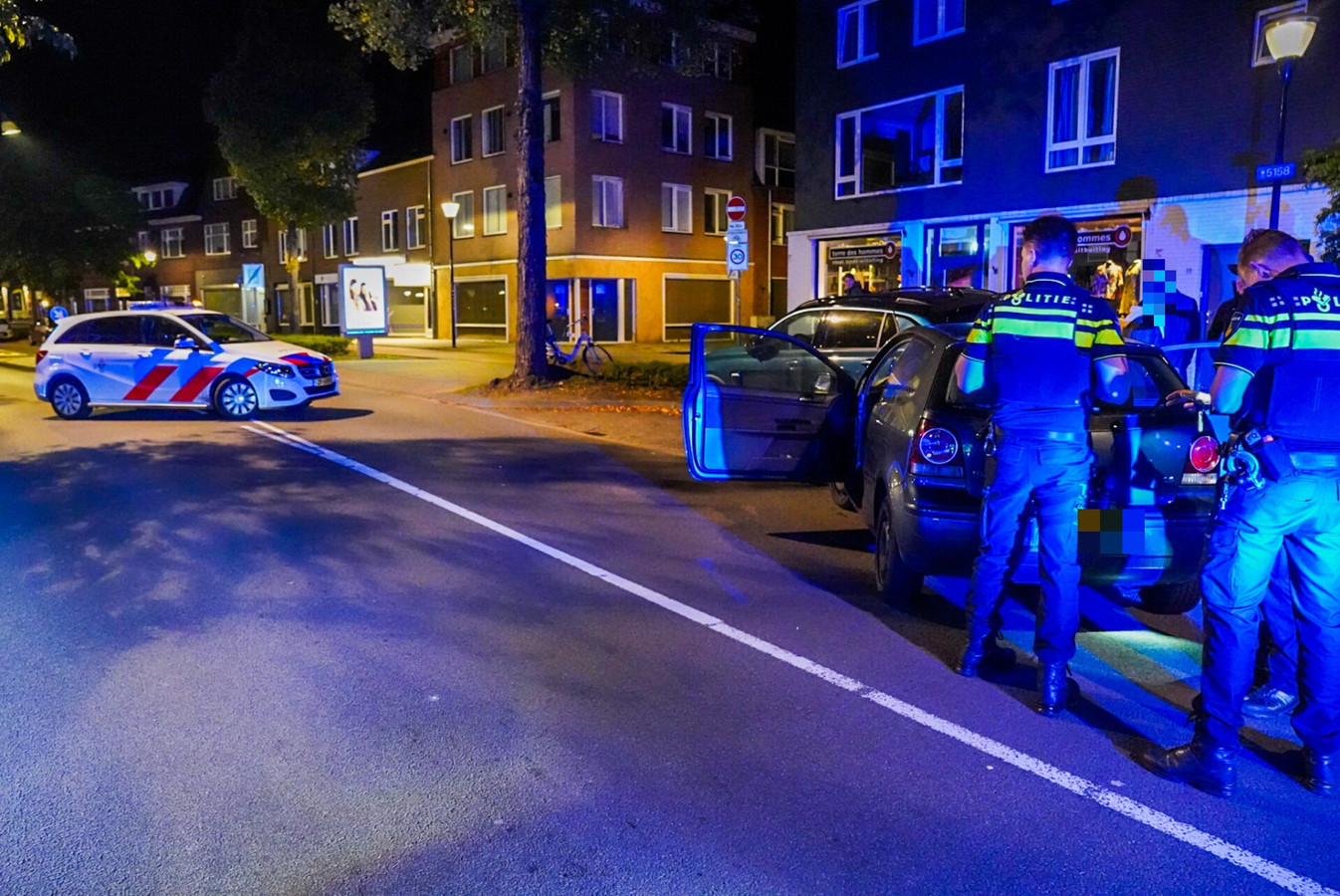 Vrouw botst op geparkeerde auto, eigenaar zit voor tweede keer binnen