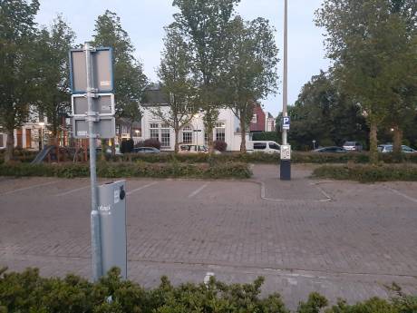 Dubbel betalen voor laden op de leegste parkeerplaats van de stad
