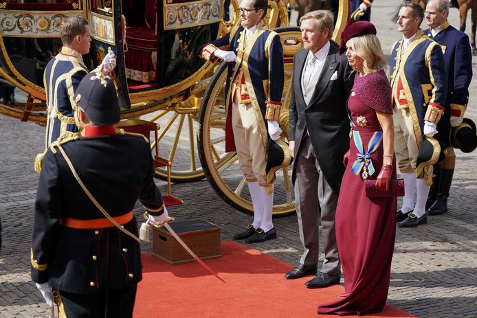 Koning Willem-Alexander en koningin Máxima komen op Prinsjesdag aan bij de Ridderzaal waar de koning de troonrede zal voorlezen aan leden van de Eerste en Tweede Kamer.