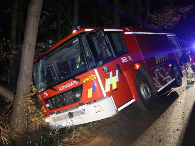 Brandweerwagen crasht op weg naar uitslaande brand