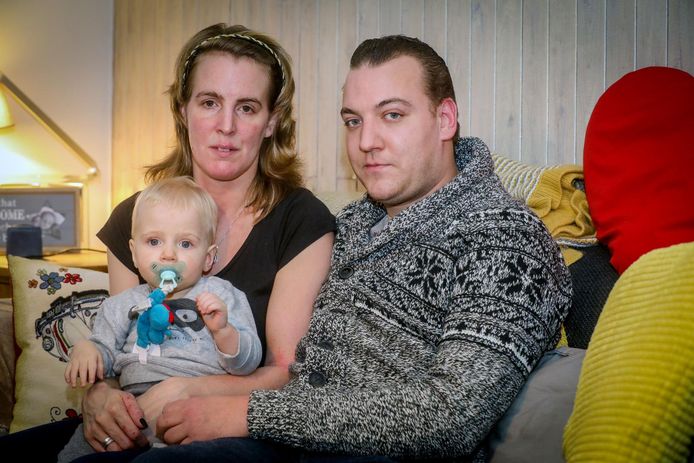 Stijn Van Hauwaert en Sandra Heyvaert met hun zoontje Adam (1), die lijdt aan het syndroom van Waardenburg. De jongen heeft opvallend blauwe kijkers een kenmerk van de ziekte.