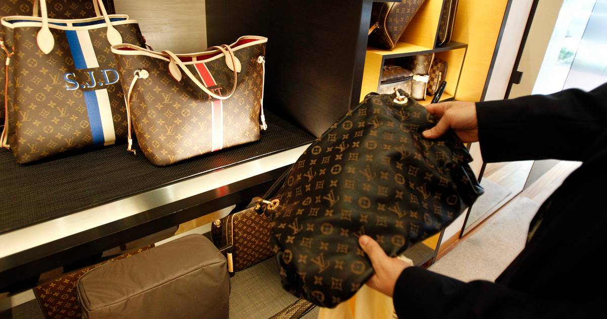 Bestrating Doe mijn best Altijd Hoe de Chinese toerist uw Louis Vuitton-tas flink duurder maakt | Default |  hln.be